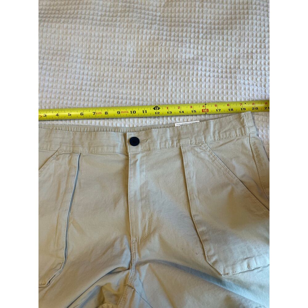 NWT St John’s Bay Men’s Light Khaki Zip Fly Elastic Waist Shorts Size 38 - Picture 8 of 11
